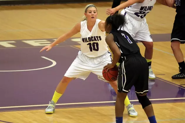 Basketball falls short in loss to No. 13 St. Thomas