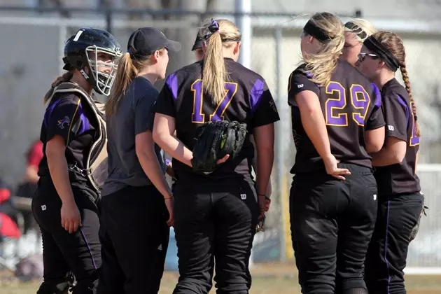 softball huddle