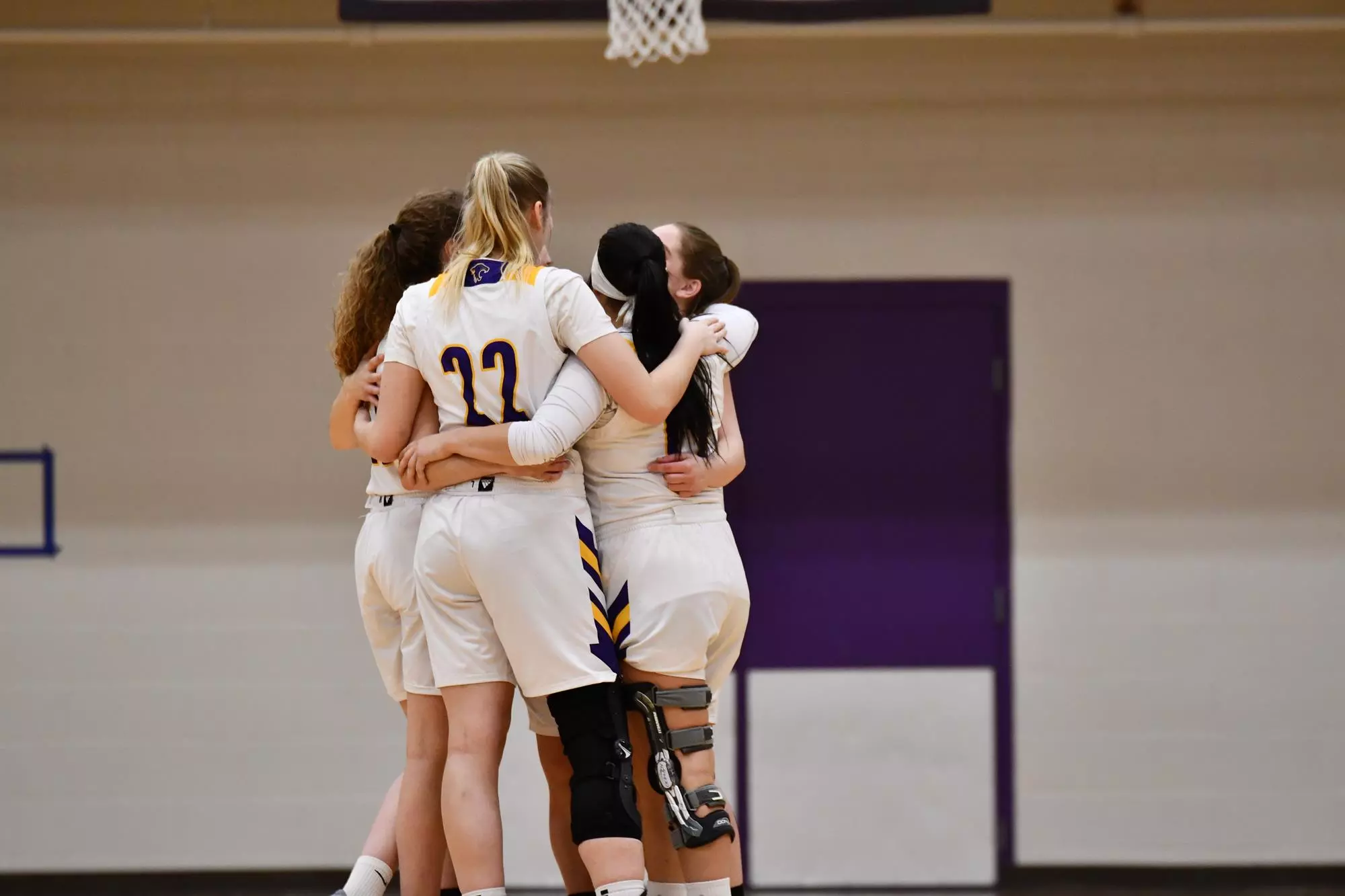 Basketball seniors huddle