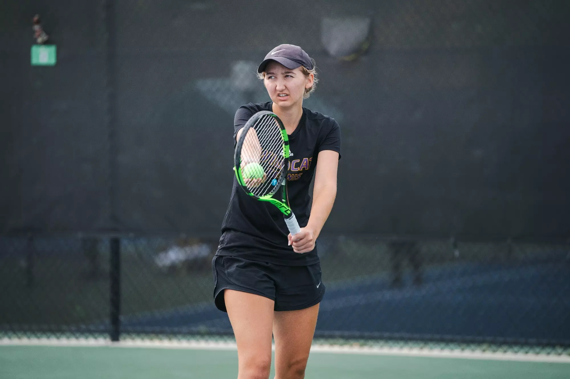 Kelsey Dorr serving tennis ball at ITA Cup