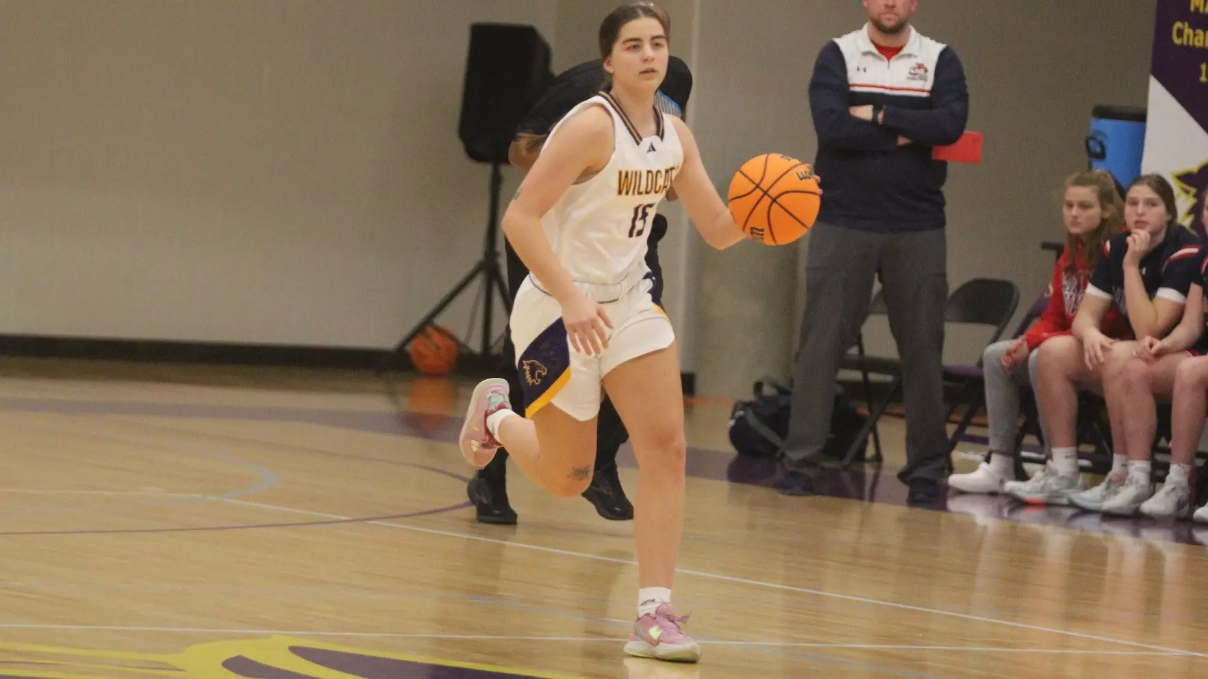 Lily Peper dribbling the ball down the court