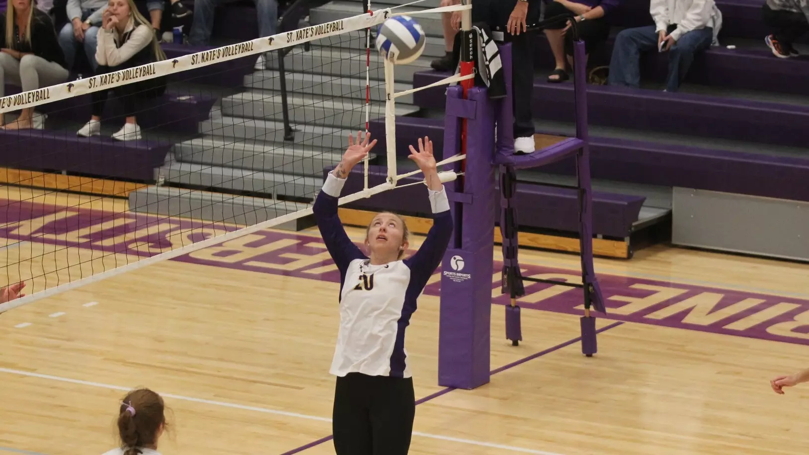 Lucia Neuman setting ball