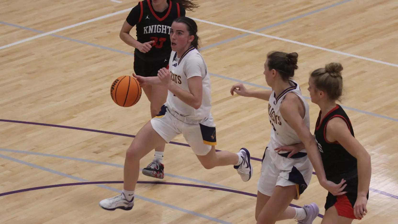 Jordyn Peed dribbling basketball down court