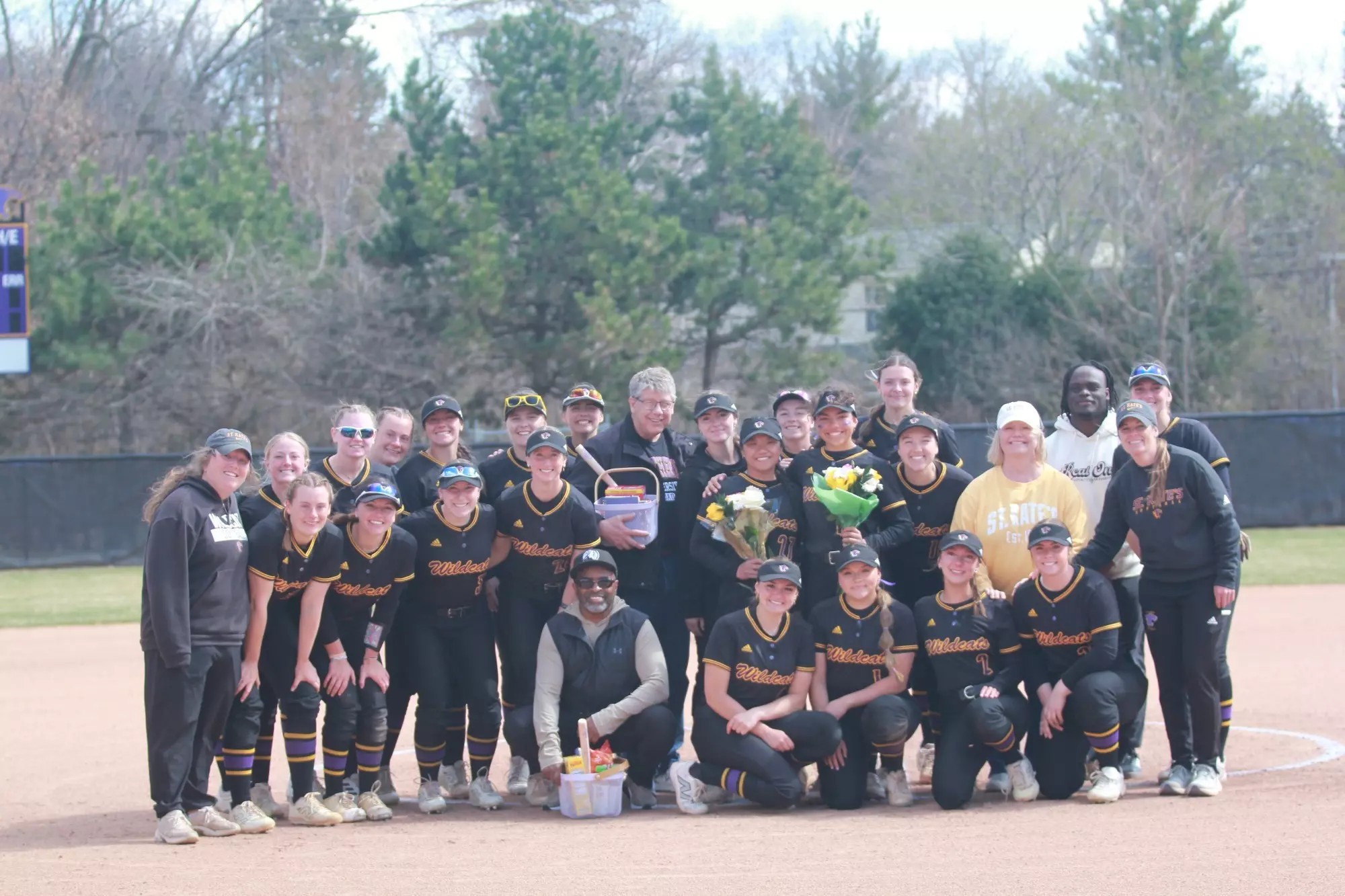 senior day picture with entire team 